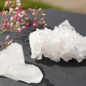 Bergkristallstufen vor Schleierkraut